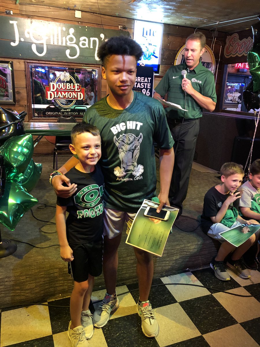 Karyn_Story's tweet photo. Called all of my new, precious Kinder Babies &amp; then raced to Arlington for BIG/Little reveals to k/o another great Colt Football season!!! Let’s Go Boys!!!!! #coltfootball #txhsfootball #BigLittleColts #leavealegacy #COLTure #coltfamily @BensonZander  @Rogersisland21 https://t.co/VonXtl458U