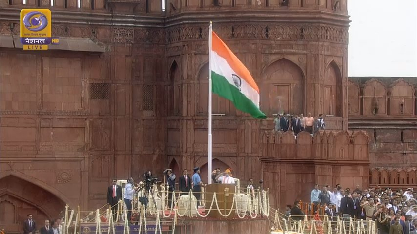 JagbaniOnline's tweet photo. #JBBreaking:
ਪ੍ਰਧਾਨ ਮੰਤਰੀ ਨਰਿੰਦਰ ਮੋਦੀ ਨੇ ਲਾਲ ਕਿਲ੍ਹੇ 'ਤੇ ਲਹਿਰਾਇਆ ਤਿਰੰਗਾ
#IndependenceDay #HappyIndependenceDay
#IndependenceDay2019 #JaiHind 🇮🇳 .@narendramodi https://t.co/fEeVhjCDg8