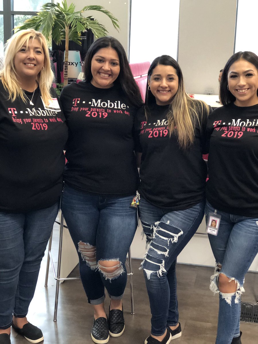 MissionTXperts's tweet image. Thanks to all the volunteers and customer care rockstars who brought their mom/dad to BRING YOUR PARENT TO WORK DAY. This event  was brought to you by #MULTIGENERATIONALNETWORK as part of this months #GENERATIONCELEBRATION 🎉 #BeYou #BeMagenta #AreYouWithUs #MissionTXperts