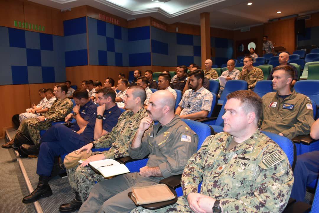 MPA_Barat's tweet photo. Be prepared! 

#MTA2019 sea phase will starts soon. Our #NavyPeople together with all ships crew set to focus on this pre-sail brief to ensure every single aspect is covered. 

#NavyNews https://t.co/5W5LkQMvt0