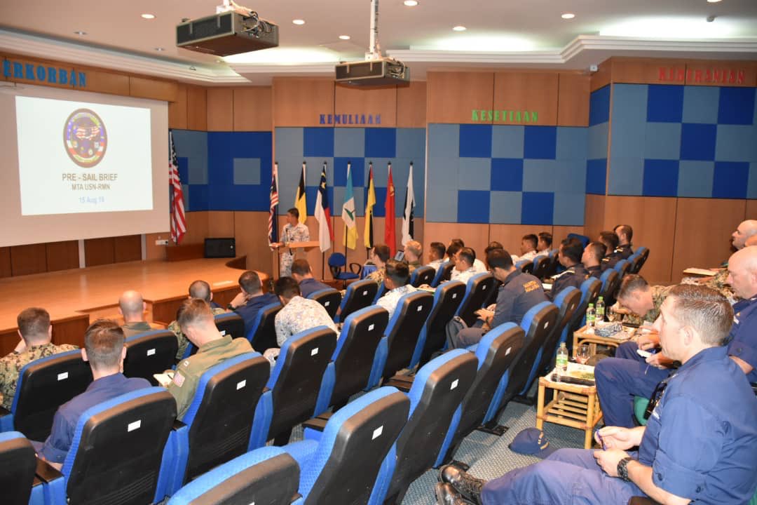 MPA_Barat's tweet photo. Be prepared! 

#MTA2019 sea phase will starts soon. Our #NavyPeople together with all ships crew set to focus on this pre-sail brief to ensure every single aspect is covered. 

#NavyNews https://t.co/5W5LkQMvt0