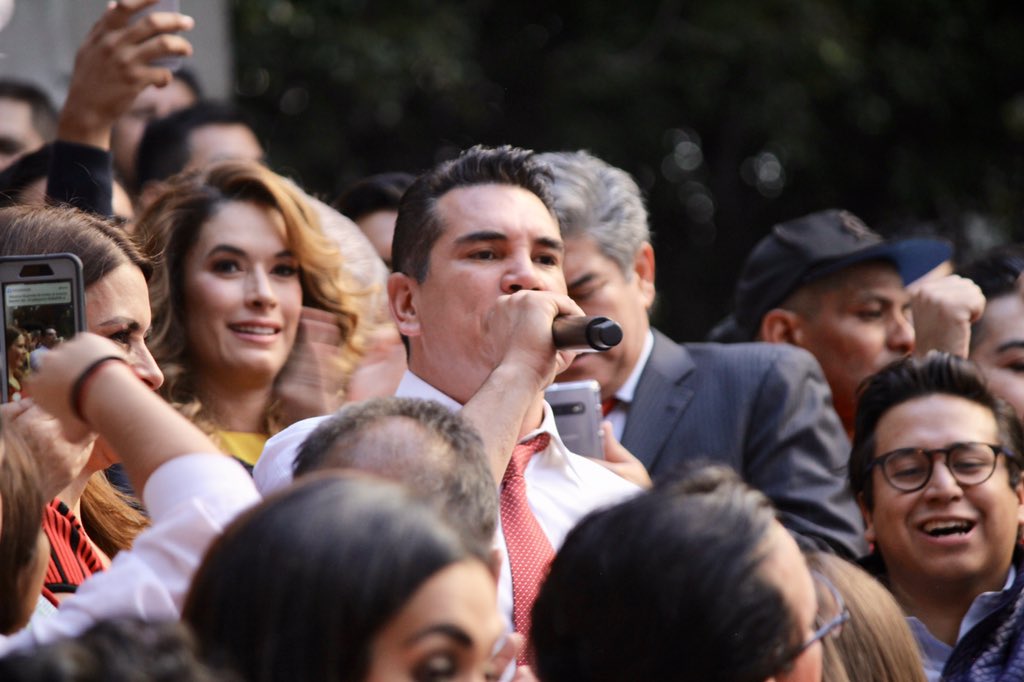 Pospital's tweet photo. El @PRI_Nacional comienza una nueva etapa con el pie derecho y pisando fuerte en donde @alitomorenoc y @caroviggiano llevarán al partido por el camino del futuro y fortalecimiento. ¡Muchas felicidades a la nueva dirigencia de mi partido, estoy seguro harán un gran trabajo! 🙌🏻 https://t.co/YhHmcrfoAQ