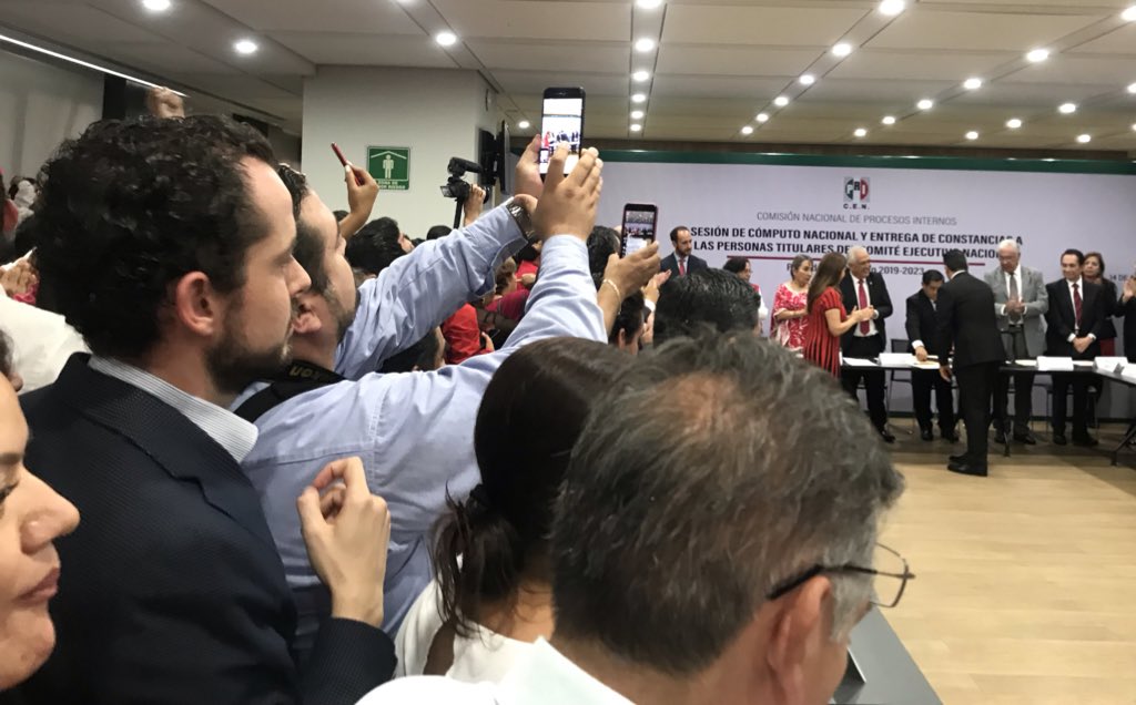 Pospital's tweet photo. El @PRI_Nacional comienza una nueva etapa con el pie derecho y pisando fuerte en donde @alitomorenoc y @caroviggiano llevarán al partido por el camino del futuro y fortalecimiento. ¡Muchas felicidades a la nueva dirigencia de mi partido, estoy seguro harán un gran trabajo! 🙌🏻 https://t.co/YhHmcrfoAQ