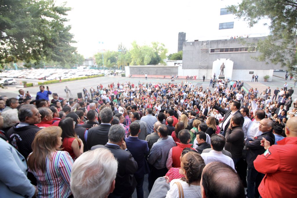 Pospital's tweet photo. El @PRI_Nacional comienza una nueva etapa con el pie derecho y pisando fuerte en donde @alitomorenoc y @caroviggiano llevarán al partido por el camino del futuro y fortalecimiento. ¡Muchas felicidades a la nueva dirigencia de mi partido, estoy seguro harán un gran trabajo! 🙌🏻 https://t.co/YhHmcrfoAQ
