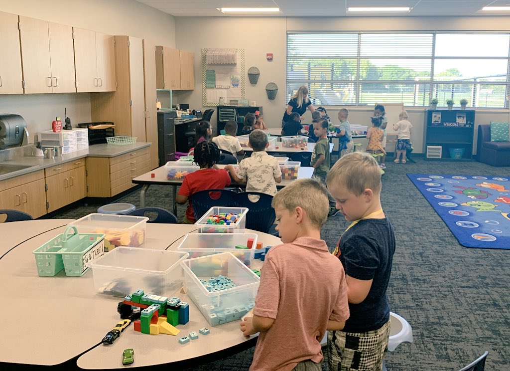 BHKnights512's tweet image. Welcome to Benninghoven New Knights! A great first day getting to know the newest members of our family. #UKnighted512 #wild4Benninghoven #firstdayofK