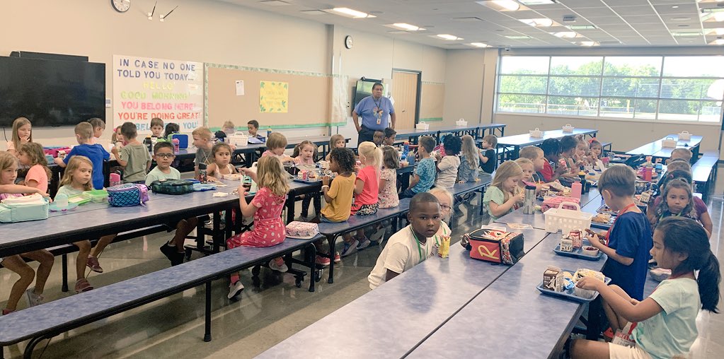 BHKnights512's tweet image. Welcome to Benninghoven New Knights! A great first day getting to know the newest members of our family. #UKnighted512 #wild4Benninghoven #firstdayofK