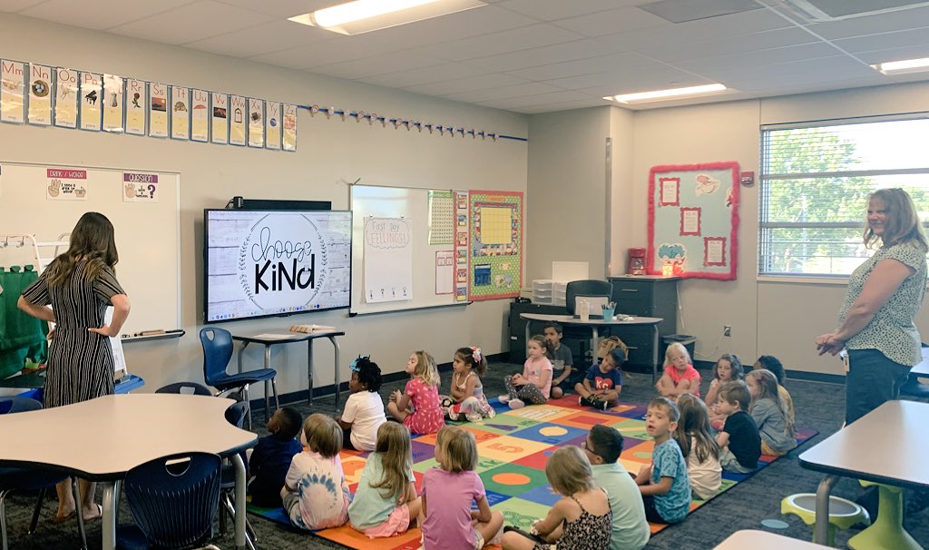 BHKnights512's tweet image. Welcome to Benninghoven New Knights! A great first day getting to know the newest members of our family. #UKnighted512 #wild4Benninghoven #firstdayofK