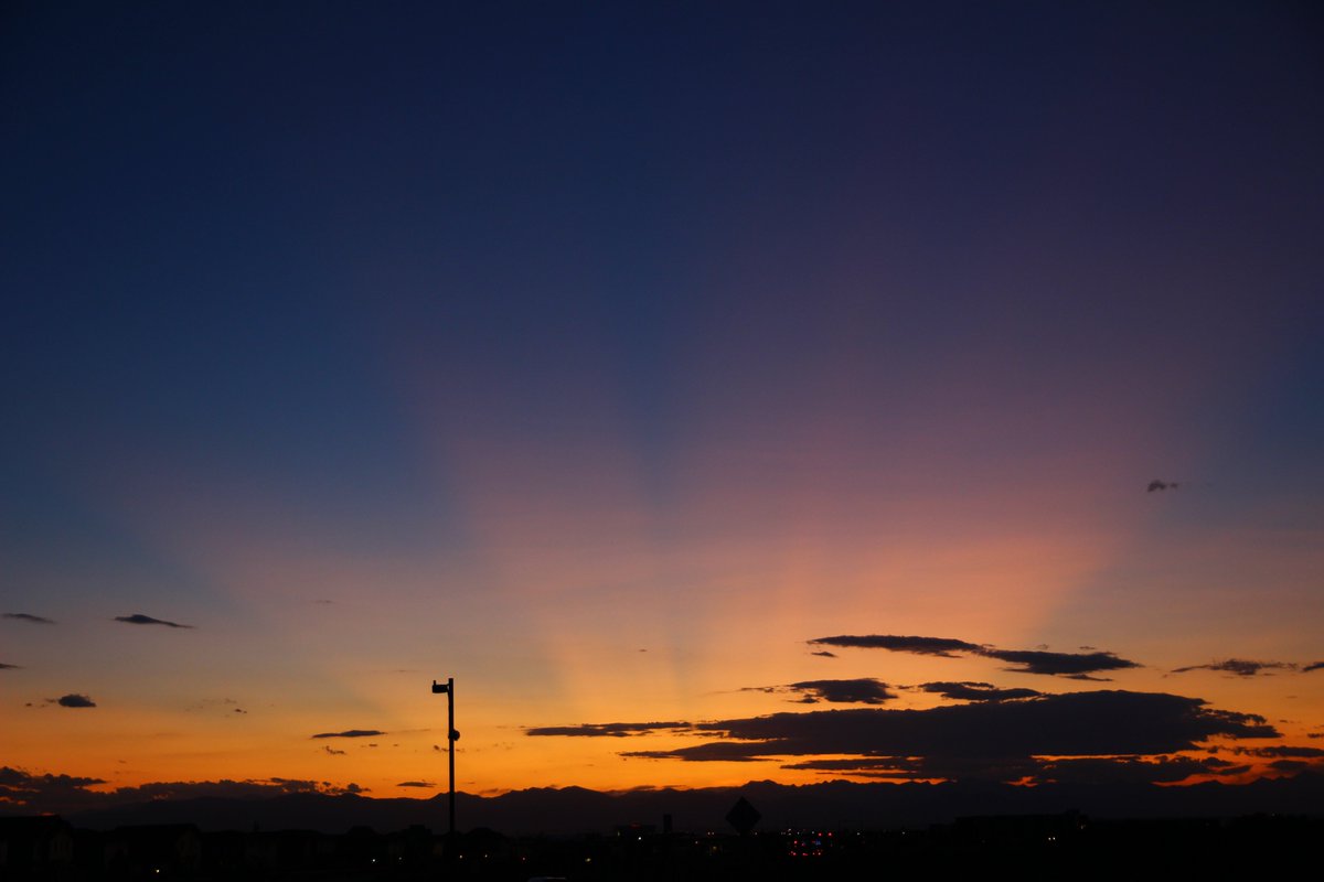 dharmabum1's tweet photo. Another fantastic sunset tonight from #Stapleton in #Denver! #cowx @CBSDenver @ChrisCBS4 @LaurenCBS4 @DaveCBS4 @NWSBoulder @weather5280 @WeatherNation https://t.co/BbA85IjjQN