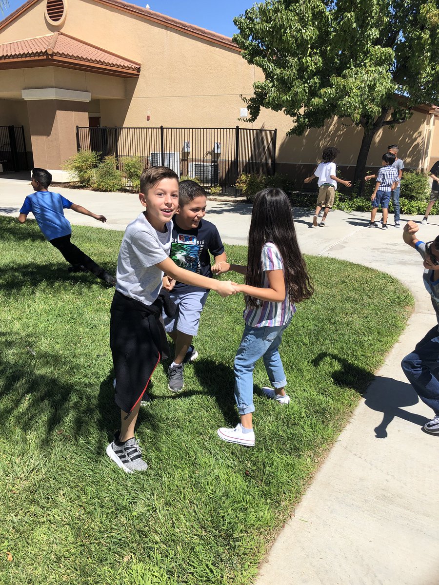 MrsMorgan528's tweet photo. 4th grade @FalconsAvalon rocked building a positive culture on our first day! @SweetScholars #FalconsUnitedInExcellence #SpreadYourWingsFalcons #VVFirstDayOfSchool19 https://t.co/2CSGALOCPm