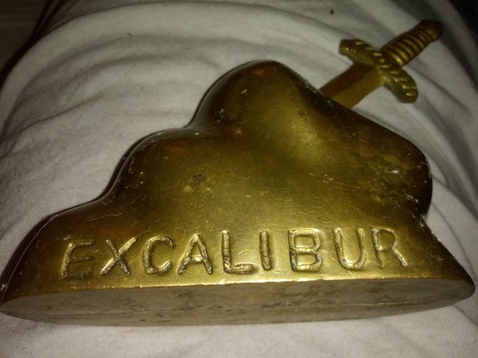 Being proud of my favorite trinket 💖 https://t.co/ojlZ2rqCpv