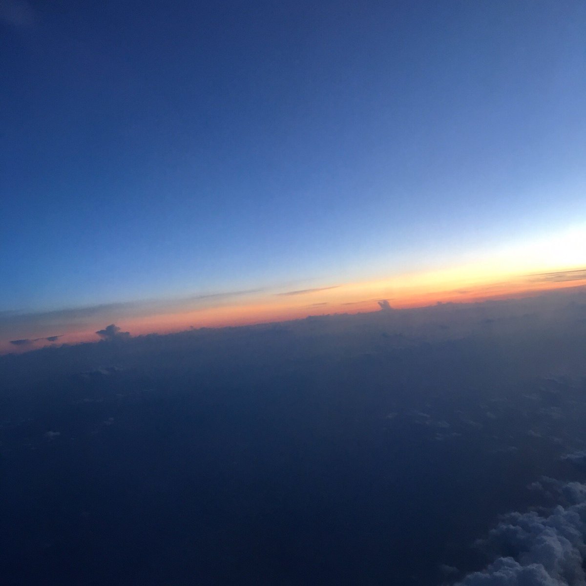 Bluegluebot's tweet photo. 僕が何度でも救われてるように
僕も誰かの歌になろうとしてるんだ
宙に浮くような寂しさはどこから来る��だろう
乾いた瞳で 円い月を見つめて
宇宙の風に乗って/Blueglue https://t.co/nJ5ziwI5m6