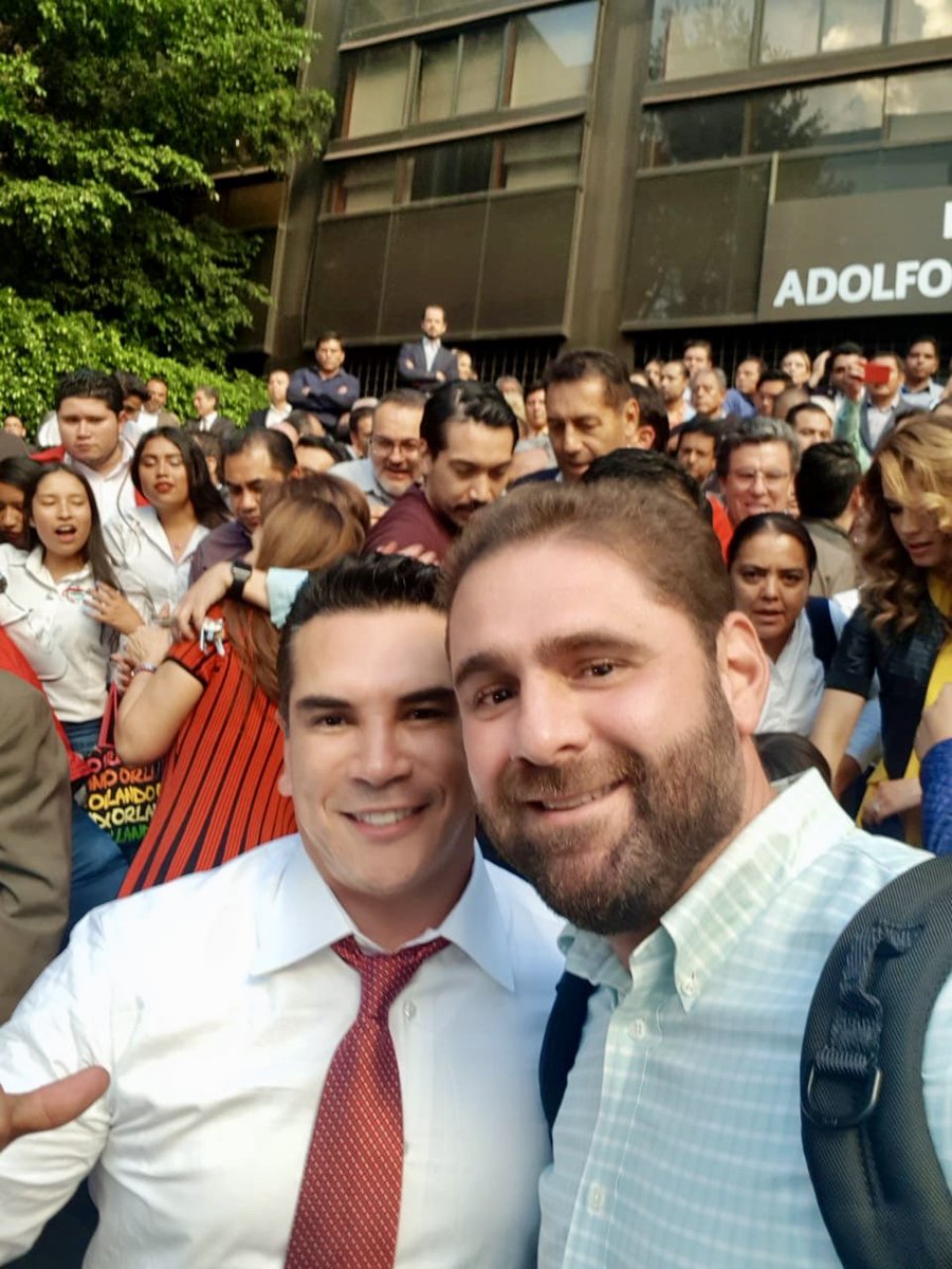 GomerMonarrez's tweet photo. Habemus nuevo Presidente y Secretaria del @PRI_Nacional. El mejor de los éxitos para @alitomorenoc y @caroviggiano en su dirigencia nacional. Muchas felicidades!!! https://t.co/e0e7MjQFD6