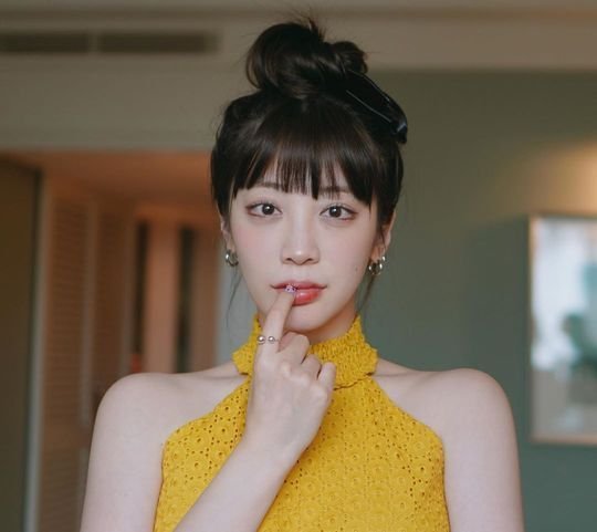 netizenbuzz's tweet photo. Choi Ye Seul gets used to life without colored lenses after glaucoma diagnosis https://t.co/lqq6OTdls7 https://t.co/C1KMP8gEfa