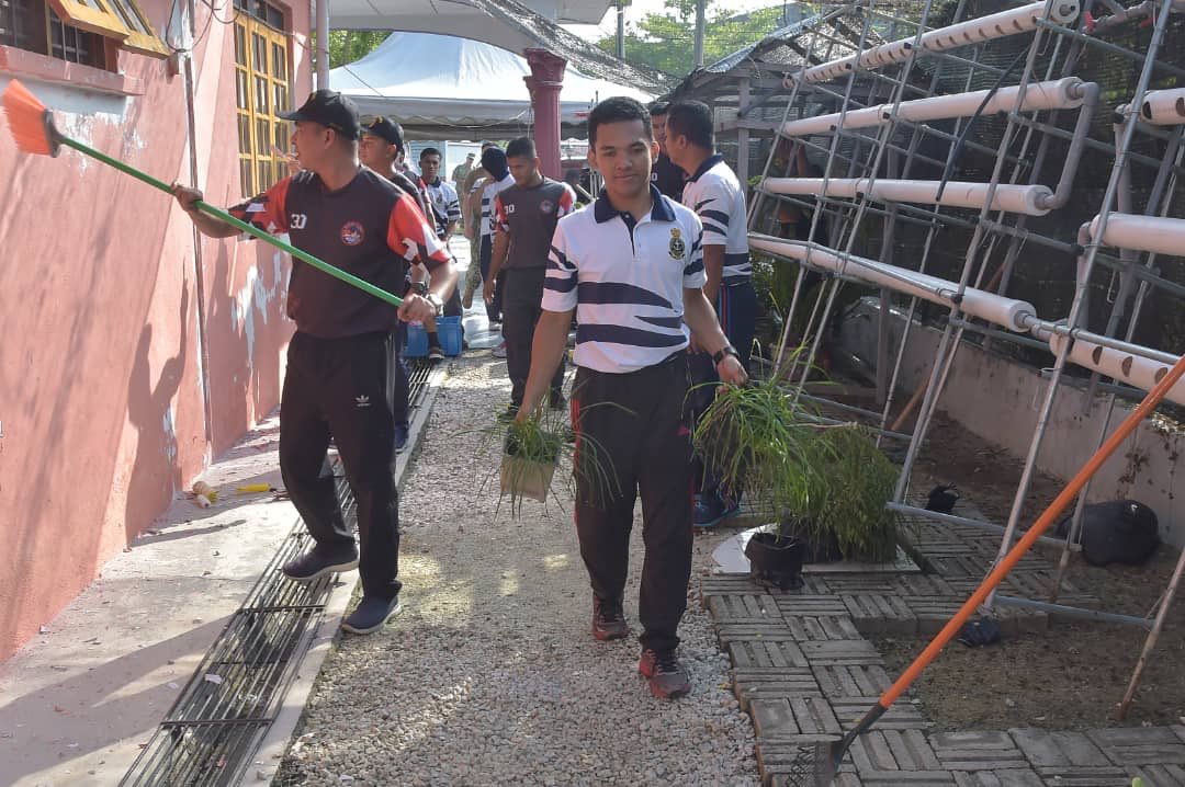 MPA_Barat's tweet photo. Stretch your muscles, #NavyPeople! 

#MTA2019 allows the participants to engage with the community. So today, they are helping out the needy in Pusat Pemulihan Dalam Komuniti (PDK) Nur Hidayah by giving their house a new look! 

Isn’t this great? 

#NavyNews 
#COMREL19 https://t.co/EH2s7o1tYR