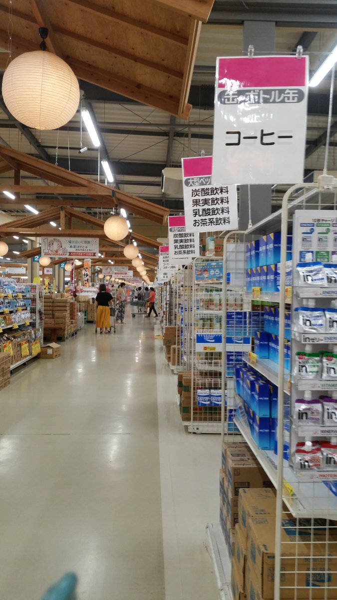 Micko94's tweet photo. The biggest suermarket I've ever been in. Food at one end, cars at the other. #Japan #Shop https://t.co/Jm90C9P2x6