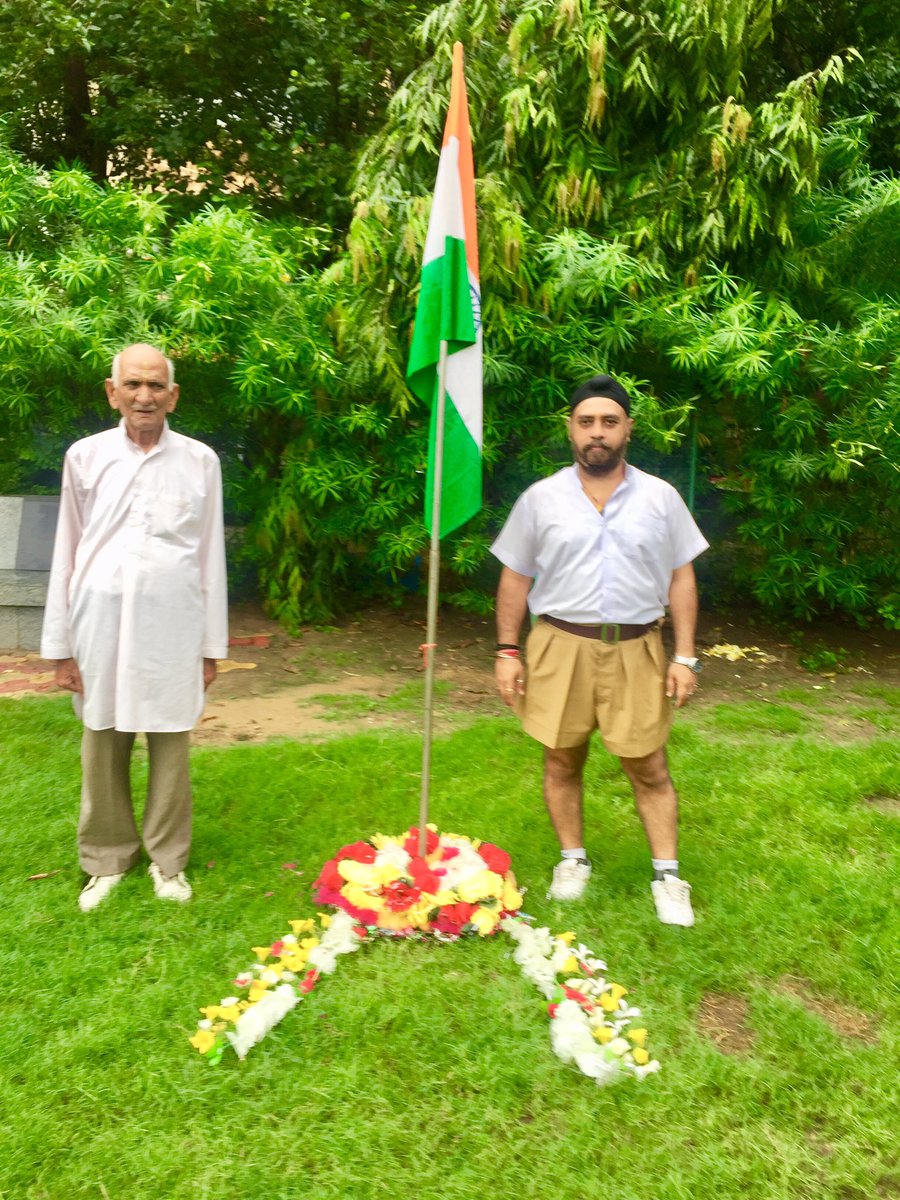 spsinghbagga's tweet photo. स्वतंत्रता दिवस के उपलक्ष्य में शाखा उपरांत सब अशोक नगर शाखा के निकट रहने वाले स्थानीय निवासीयो के साथ उमंग और तरंग से स्वतंत्रता दिवस की बधाई देते हुयें ।
#HumAzadHain 🇮🇳 #HappyIndependenceDay https://t.co/p9OVw0NHcu