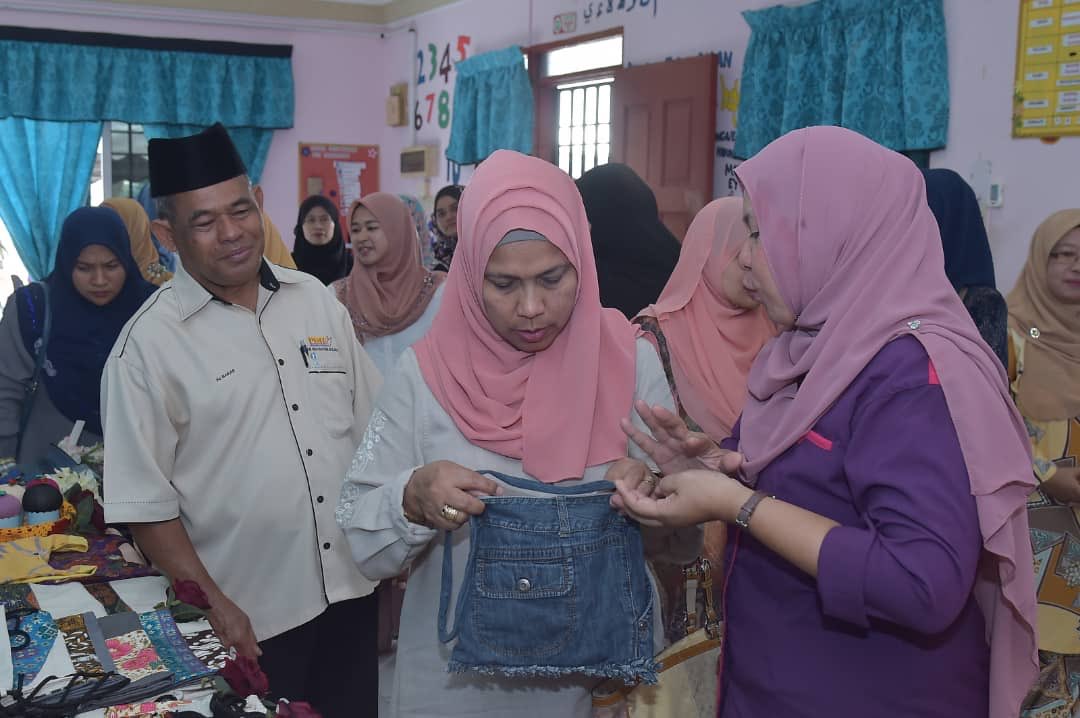 MPA_Barat's tweet photo. Tanggungjawab sosial.
Turut bersama #NavyPeople, Pengerusi BAKAT (L) Lumut dan ahli turut sama menjengah ke PDK Nur Hidayah hari ini bagi sama2 beri sokongan dalam aktiviti #COMREL19 ini.
#BAKATPrihatin @KPWKM https://t.co/9oeDgEdntV