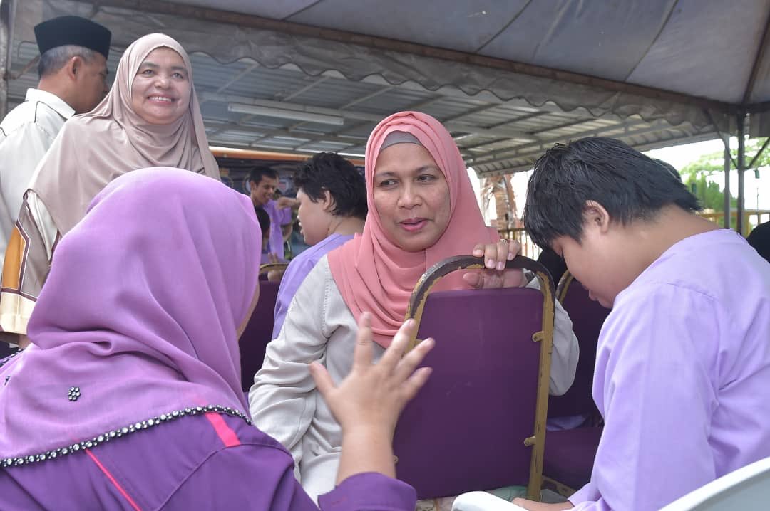 MPA_Barat's tweet photo. Tanggungjawab sosial.
Turut bersama #NavyPeople, Pengerusi BAKAT (L) Lumut dan ahli turut sama menjengah ke PDK Nur Hidayah hari ini bagi sama2 beri sokongan dalam aktiviti #COMREL19 ini.
#BAKATPrihatin @KPWKM https://t.co/9oeDgEdntV