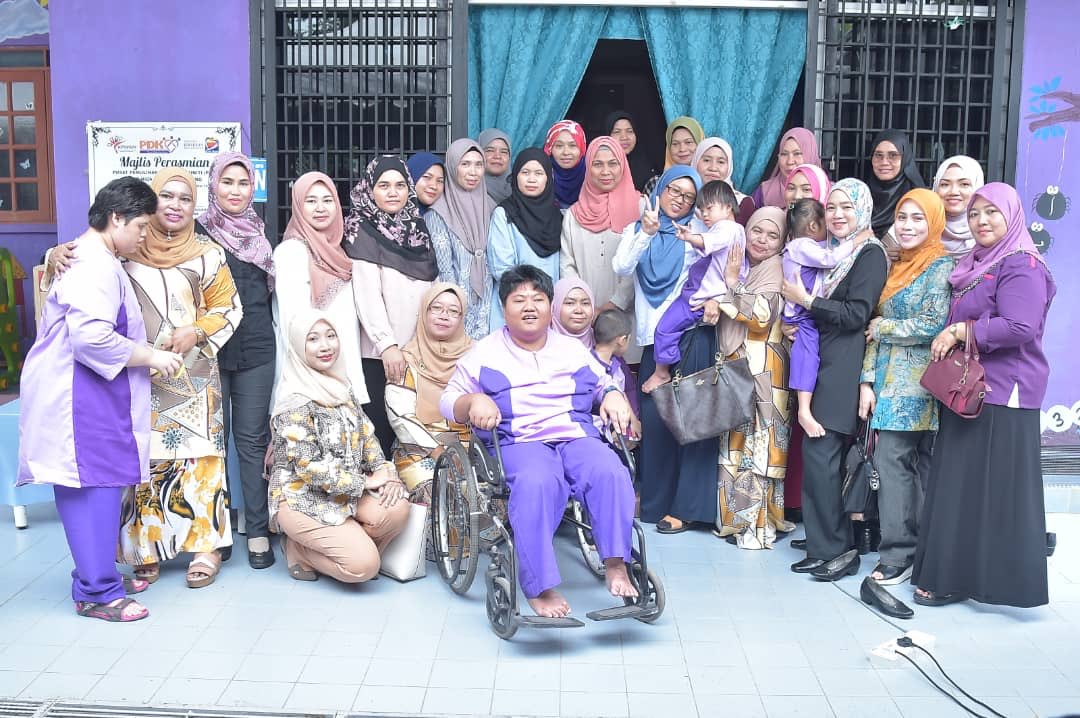 MPA_Barat's tweet photo. Tanggungjawab sosial.
Turut bersama #NavyPeople, Pengerusi BAKAT (L) Lumut dan ahli turut sama menjengah ke PDK Nur Hidayah hari ini bagi sama2 beri sokongan dalam aktiviti #COMREL19 ini.
#BAKATPrihatin @KPWKM https://t.co/9oeDgEdntV