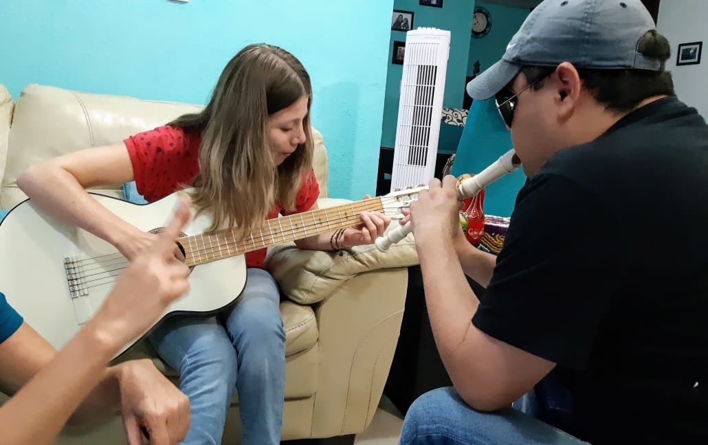 CorrexSonrisas's tweet photo. Ayer Edgar Tenorio, profesor de música con discapacidad visual dió una clase de rítmica y métrica a Evelyn, alumna con discapacidad auditiva. Únete y dona.

Proyecto Beethoven
#garmin #CorriendoporSonrisas #rumboal703cozumel #ProyectoBeethovenMX #im703cozumel https://t.co/J8NC9AI5Cq