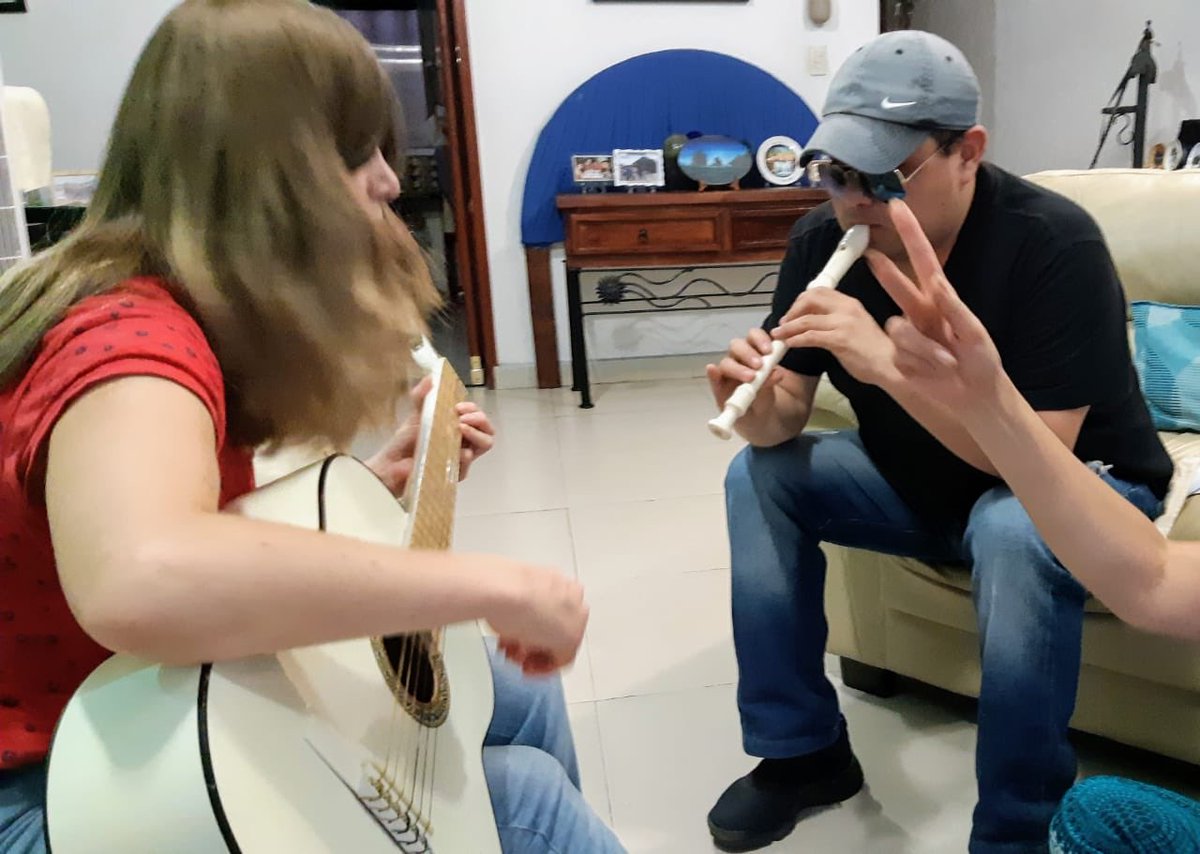 CorrexSonrisas's tweet photo. Ayer Edgar Tenorio, profesor de música con discapacidad visual dió una clase de rítmica y métrica a Evelyn, alumna con discapacidad auditiva. Únete y dona.

Proyecto Beethoven
#garmin #CorriendoporSonrisas #rumboal703cozumel #ProyectoBeethovenMX #im703cozumel https://t.co/J8NC9AI5Cq