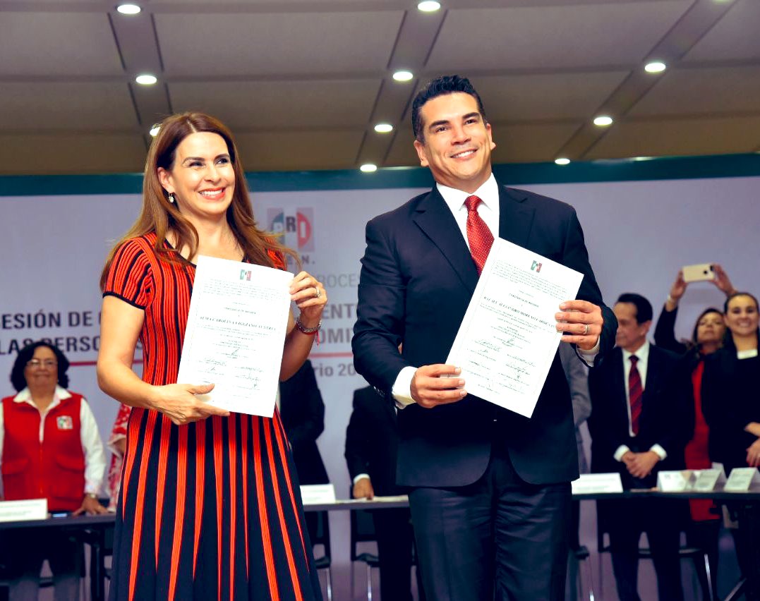 GloriaHimelda01's tweet photo. #ConLaFuerzaDeLaMilitancia hoy reciben su constancia como Presidente @alitomorenoc y Secretaria General @caroviggiano de @PRI_Nacional segura estoy del trabajo que realizarán al frente de nuestro instituto político.🇲🇽
¡Muchísimas felicidades, Enhorabuena! 👏🏼 https://t.co/wFsv6QXjH4
