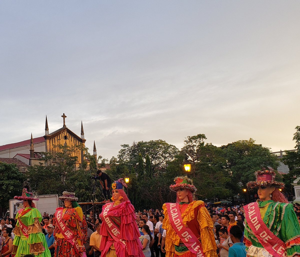 blankiesthelac's tweet image. En espera del grito! #gigantonas #coloridas #griteria #Leon #Nicaragua