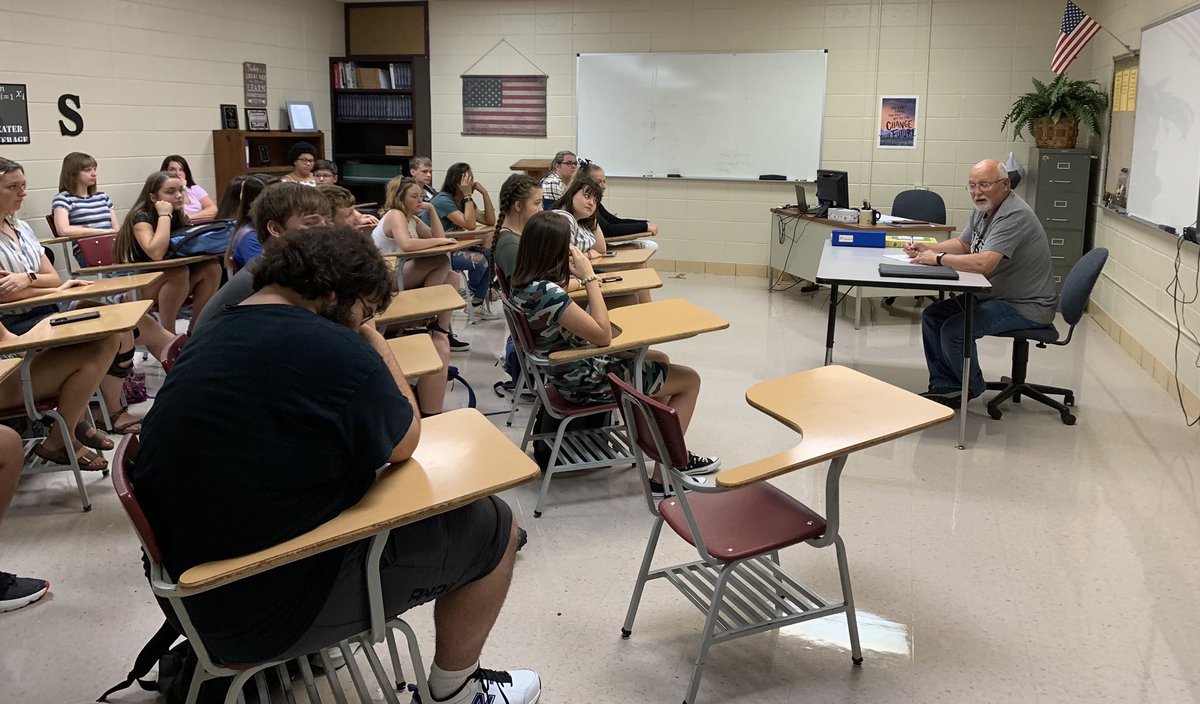 KevinGLowery's tweet photo. Welcome home @_coachwhit_ you look great back in the math classroom! @LebanonR3 @wchristianleb @jina_richardson @kimalloyd @taymknight @pattiwhitacre #LR3firstday https://t.co/YPBQvfq0F8