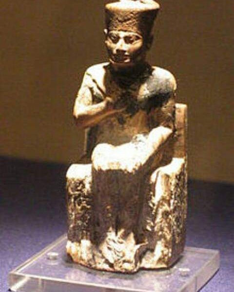 fare_da24's tweet photo. No one believes that this statue is the statue of King Khufu, one of the kings of the 4th Dynasty and the owner of the pyramid of Khufu, the largest pyramid in the world and is one of the wonders of the world 
It is displayed in the Egyptian Museum🏛 
#thisisegypt #egyptainking https://t.co/MZ7HWFXzER