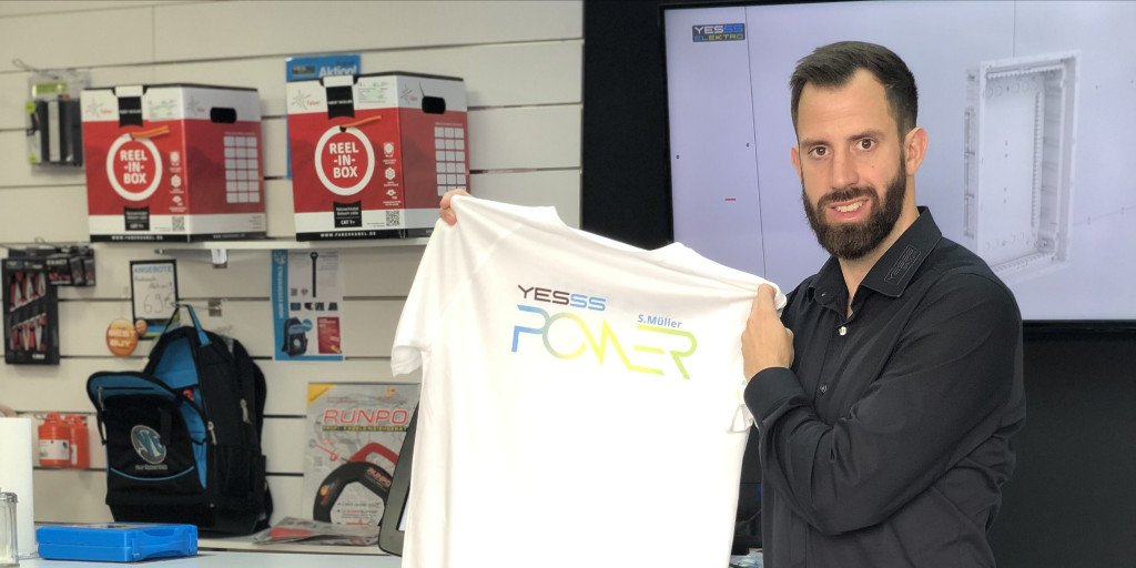 YESSSElektro's tweet photo. #YESSSPOWER für Sebastian Müller!
Unser Außendienstler aus der #YESSS - Filiale #Reutlingen wird beim Breisgau Triathlon am kommenden Sonntag teilnehmen.
Viel Erfolg!
#GoodLuck #JaAuchDasIstYESSS #SportlerBeiYESSS #DaumenDrück
#Breisgau #Triathlon https://t.co/tfVwTbAlDm