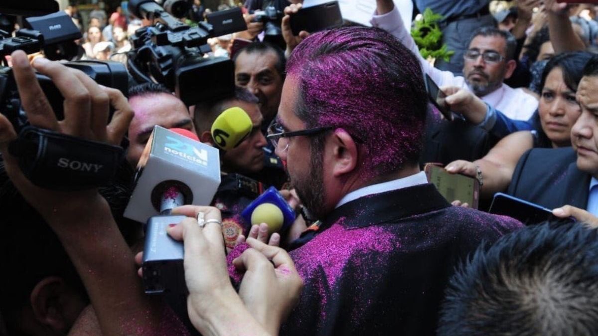 mocjaune's tweet photo. Nosotras aguantamos violaciones, discriminación, acoso y violencia y el vatito se pone denso porque le echaron brillantina. Relájate Jesús Orta, la brillantina no mancha igual que la sangre
@Claudiashein 
#NoMeCuidanMeViolan
#NoNosCuidanNosViolan 
#ExigirJusticiaNoEsProvocacion https://t.co/pPMGnfstR3