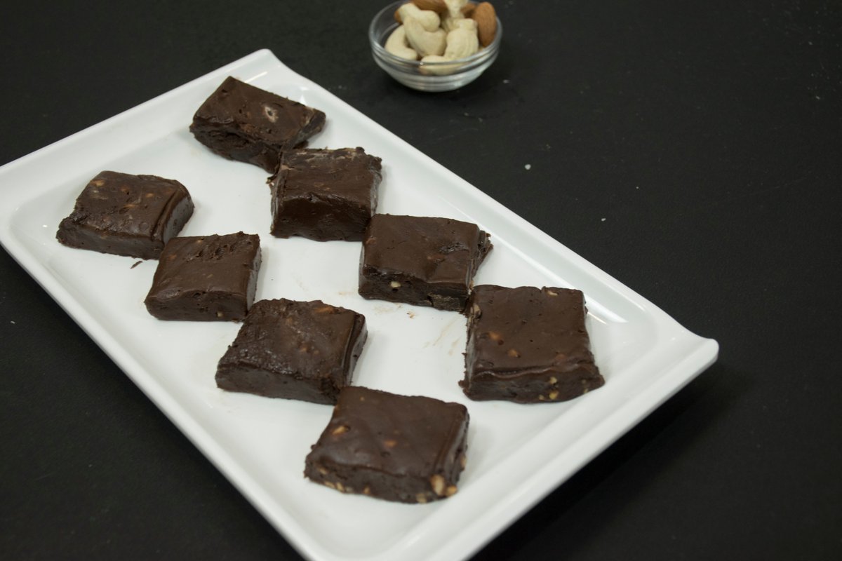 harpalsokhi's tweet photo. Chocolate Peanut Butter Barfi a very easy and simple recipe to made with 3 ingredients 
.
.
.
#easyrecipe  #easysweetsrecipe #comingup #simpleandeasy #rakshabandhan #rakshabandhansweets #simple #simpletomake #3recipe #3sweetsrecipes #staytuned #namakshamak #chocolatebarfi https://t.co/0zFfDimLjE