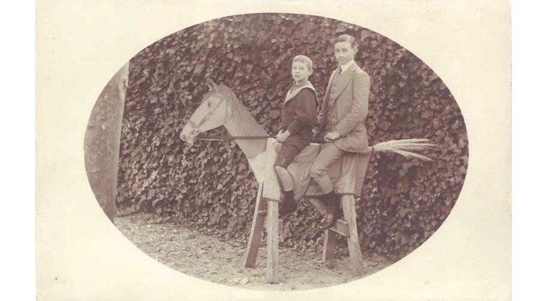 apceveryday's tweet image. They loved their #horse Stewball. Sadly he finished dead last in all 36 races in which he was entered.  He was just very slow getting out of the gate.

#GoingNowhereFast
#HorseRace
#GiddyUpIsntWorking 
#postcard 
#postcards