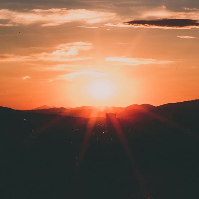 ✋ ¿Qué necesitas ahora? Para detectar tus verdaderas #necesidades tienes que parar. Cierra los ojos un instante, regálate unas respiraciones profundas y permanece ahí un instante contigo, observándote y preguntándote: "¿qué necesito en este momento?" #para #siéntete #atiéndete