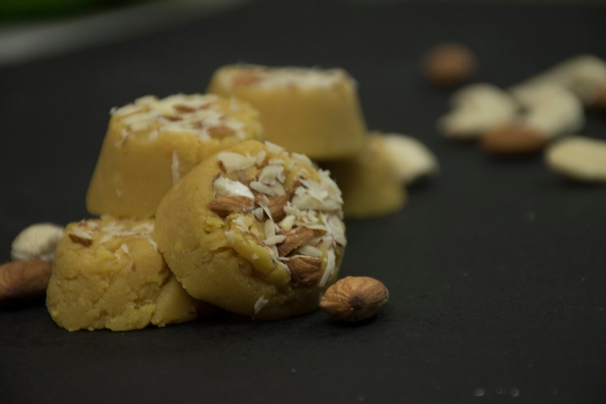 harpalsokhi's tweet photo. Quick Besan Peda - a simple version
.
.
.
#easyrecipe #easysweets #easysweetsrecipe #comingup #simple #easy #simpleandeasy #rakshabandhan #rakshabandhansweets #simple #simpletomake #3recipe #3sweetsrecipes #staytuned #namakshamak #besan #barfi #besanbarfi https://t.co/gCmhgpjsyb