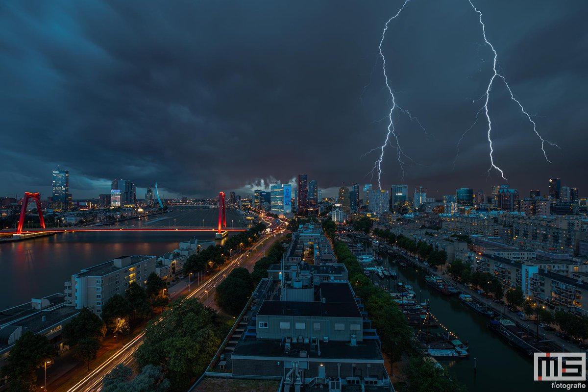 Goedemorgen! Iedereen een heel fijne dag toegewenst en na regen komt zonneschijn #onweer #bliksem #weerfoto <a href="/EdAldus/">Ed Aldus</a> <a href="/weerslagnl/">Weerslag</a> <a href="/MarikaMarku/">Marika Marku</a> <a href="/marian070249/">MarianVoesenek 🌟🌟🌟</a> <a href="/HavenstadRadio/">Havenstad Radio</a> <a href="/Havenloods/">Havenloods</a> Meer op: ms-fotografie.nl