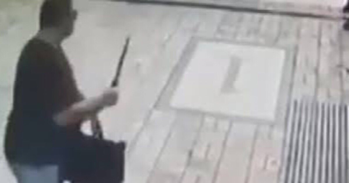 SydneySentinel's tweet photo. #SydneyCBD stabbings have upgraded government warning to "If you see something, knock that something out". https://t.co/pfIEVPUpFM