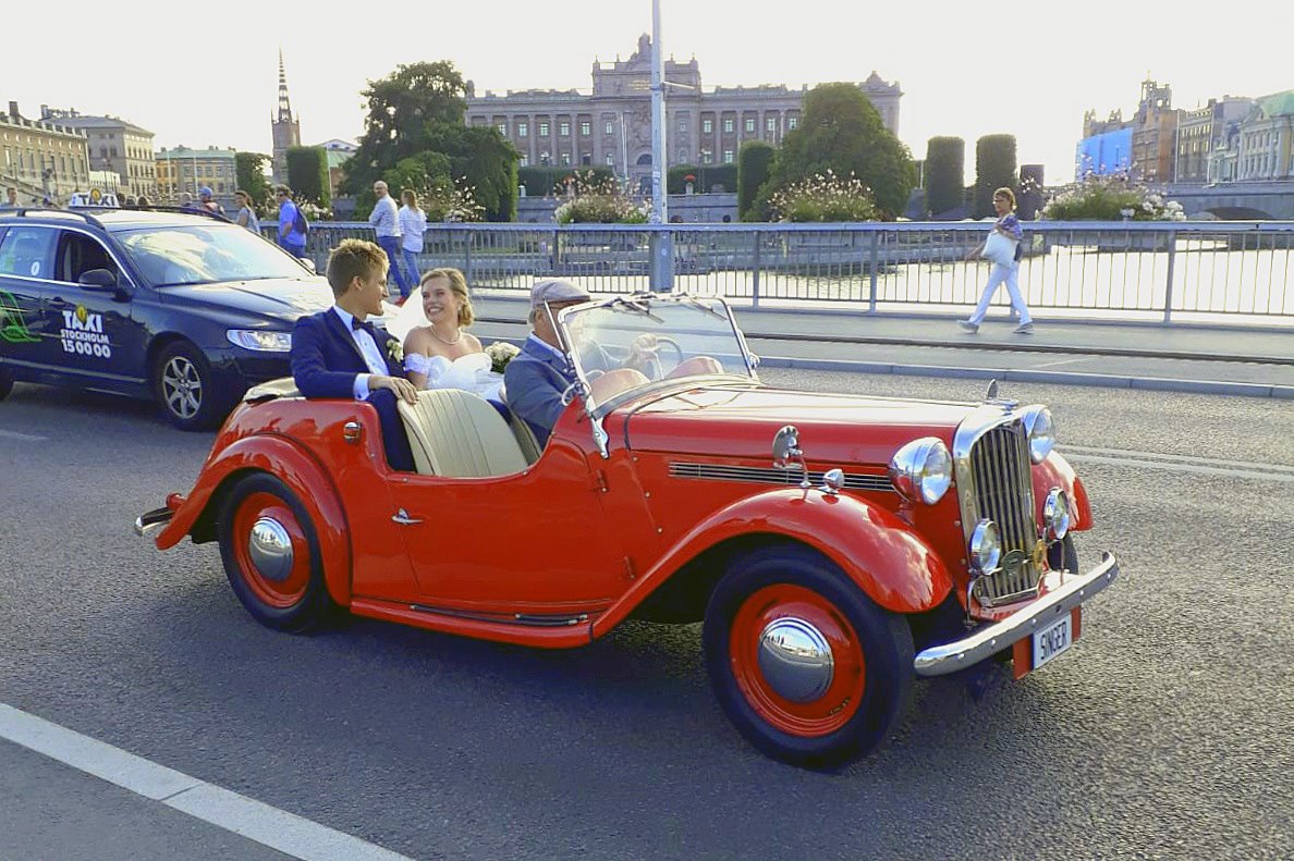 Anjajaaah's tweet photo. Is there someone who can help me to get this picture to the adorable newlyweds in the car? How they look at each other... priceless. 

Picture was taken in Stockholm by my husband.
03-08-2019 at 17:30, Gamla Stan. 

Retweeten is liefde. https://t.co/9XGAJOYiVA