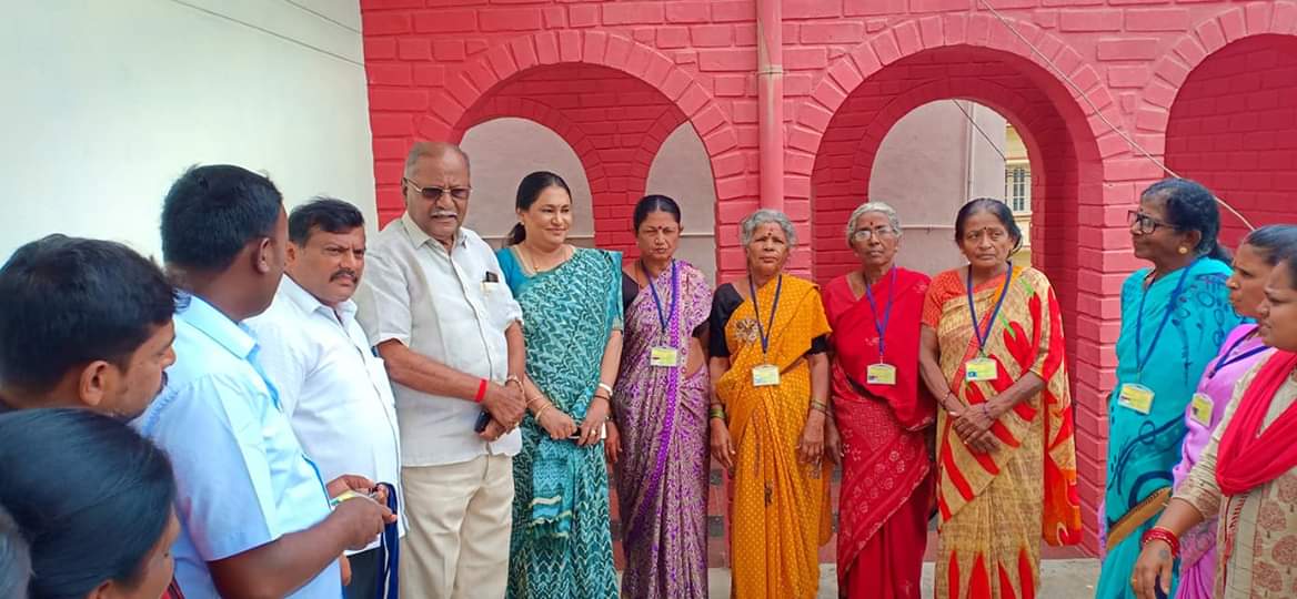 dctsarige's tweet photo. ದಿನಾಂಕ:12.8.19ರ ಸೋಮವಾರದಂದು ಮದ್ದೂರು ವಿಧಾನಸಭಾ ಕ್ಷೇತ್ರದಲ್ಲಿ ಶ್ರೀಮತಿ ಡಾ.ಸೌಮ್ಯರಮೇಶ್ ರವರು ಡಿ.ಸಿ. ತಮ್ಮಣ್ಣ ಸೇವಾ ಪ್ರತಿಷ್ಠಾನದ ಅಧ್ಯಕ್ಷರು ನನ್ನ ಅಧ್ಯಕ್ಷತೆಯಲ್ಲಿ ಬೀದಿ ವ್ಯಾಪಾರಿಗಳಿಗೆ ಗುರುತಿನ ಚೀಟಿಗಳನ್ನು ವಿತರಿಸಿದರು. ಈ ಸಂದರ್ಭದಲ್ಲಿ ಮದ್ದೂರಿನ ಪು��ಸಭೆಯ ಸದಸ್ಯರುಗಳು ಉಪಸ್ಥಿತರಿದ್ದರು https://t.co/tmZjudSRUF