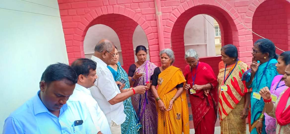 dctsarige's tweet photo. ದಿನಾಂಕ:12.8.19ರ ಸೋಮವಾರದಂದು ಮದ್ದೂರು ವಿಧಾನಸಭಾ ಕ್ಷೇತ್ರದಲ್ಲಿ ಶ್ರೀಮತಿ ಡಾ.ಸೌಮ್ಯರಮೇಶ್ ರವರು ಡಿ.ಸಿ. ತಮ್ಮಣ್ಣ ಸೇವಾ ಪ್ರತಿಷ್ಠಾನದ ಅಧ್ಯಕ್ಷರು ನನ್ನ ಅಧ್ಯಕ್ಷತೆಯಲ್ಲಿ ಬೀದಿ ವ್ಯಾಪಾರಿಗಳಿಗೆ ಗುರುತಿನ ಚೀಟಿಗಳನ್ನು ವಿತರಿಸಿದರು. ಈ ಸಂದರ್ಭದಲ್ಲಿ ಮದ್ದೂರಿನ ಪು��ಸಭೆಯ ಸದಸ್ಯರುಗಳು ಉಪಸ್ಥಿತರಿದ್ದರು https://t.co/tmZjudSRUF