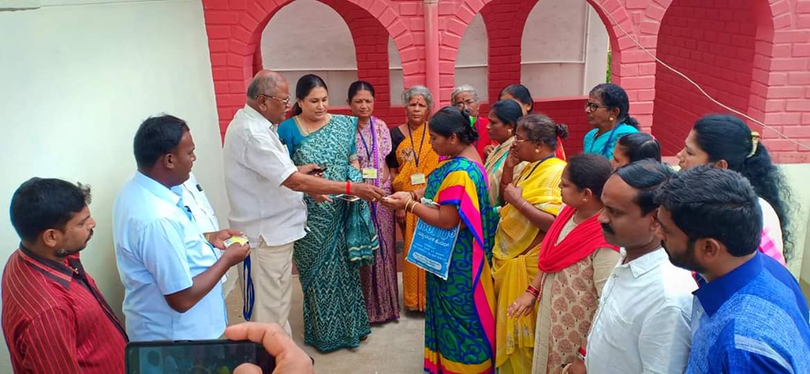 dctsarige's tweet photo. ದಿನಾಂಕ:12.8.19ರ ಸೋಮವಾರದಂದು ಮದ್ದೂರು ವಿಧಾನಸಭಾ ಕ್ಷೇತ್ರದಲ್ಲಿ ಶ್ರೀಮತಿ ಡಾ.ಸೌಮ್ಯರಮೇಶ್ ರವರು ಡಿ.ಸಿ. ತಮ್ಮಣ್ಣ ಸೇವಾ ಪ್ರತಿಷ್ಠಾನದ ಅಧ್ಯಕ್ಷರು ನನ್ನ ಅಧ್ಯಕ್ಷತೆಯಲ್ಲಿ ಬೀದಿ ವ್ಯಾಪಾರಿಗಳಿಗೆ ಗುರುತಿನ ಚೀಟಿಗಳನ್ನು ವಿತರಿಸಿದರು. ಈ ಸಂದರ್ಭದಲ್ಲಿ ಮದ್ದೂರಿನ ಪು��ಸಭೆಯ ಸದಸ್ಯರುಗಳು ಉಪಸ್ಥಿತರಿದ್ದರು https://t.co/tmZjudSRUF