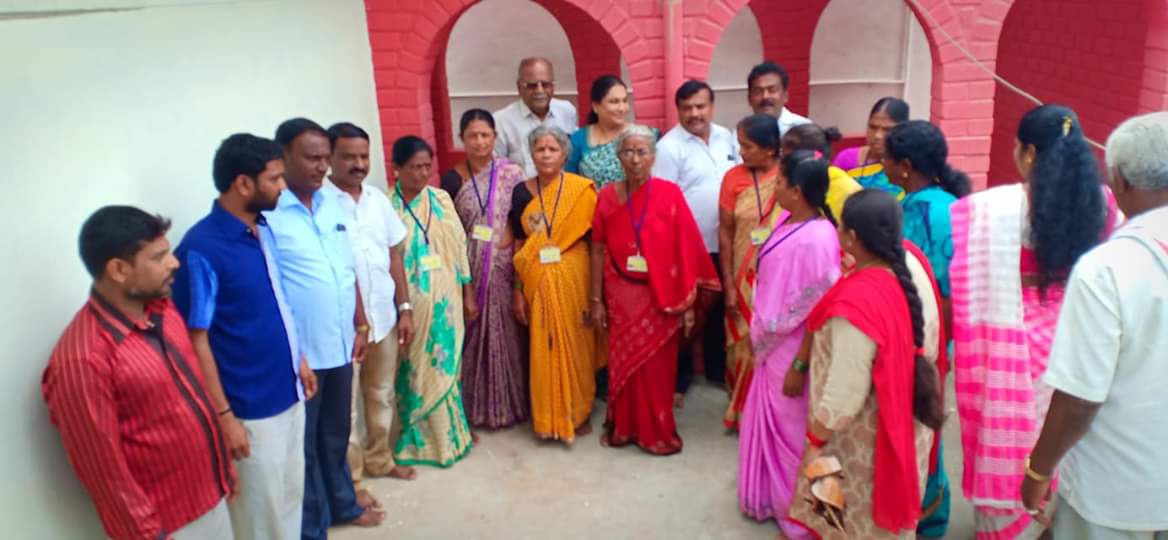 dctsarige's tweet photo. ದಿನಾಂಕ:12.8.19ರ ಸೋಮವಾರದಂದು ಮದ್ದೂರು ವಿಧಾನಸಭಾ ಕ್ಷೇತ್ರದಲ್ಲಿ ಶ್ರೀಮತಿ ಡಾ.ಸೌಮ್ಯರಮೇಶ್ ರವರು ಡಿ.ಸಿ. ತಮ್ಮಣ್ಣ ಸೇವಾ ಪ್ರತಿಷ್ಠಾನದ ಅಧ್ಯಕ್ಷರು ನನ್ನ ಅಧ್ಯಕ್ಷತೆಯಲ್ಲಿ ಬೀದಿ ವ್ಯಾಪಾರಿಗಳಿಗೆ ಗುರುತಿನ ಚೀಟಿಗಳನ್ನು ವಿತರಿಸಿದರು. ಈ ಸಂದರ್ಭದಲ್ಲಿ ಮದ್ದೂರಿನ ಪು��ಸಭೆಯ ಸದಸ್ಯರುಗಳು ಉಪಸ್ಥಿತರಿದ್ದರು https://t.co/tmZjudSRUF