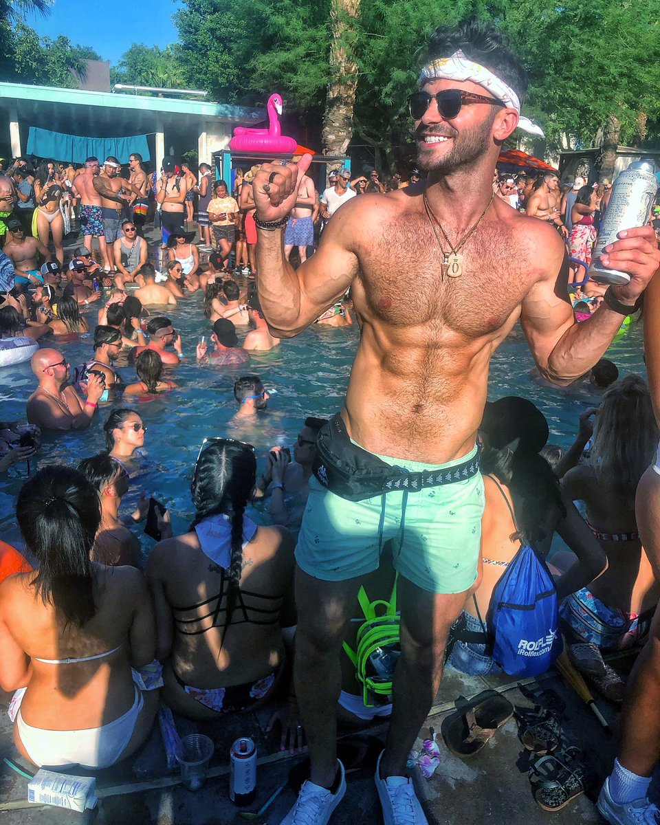 AjdinSefer's tweet photo. Splash 🏠
#SplashHouse #Music #FifFam https://t.co/I6V4Qc3d2m