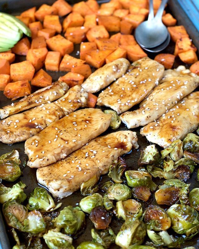 plaidandpaleo's tweet photo. Sheet pan meals for the win because it means only one dish to clean! Six simple ingredients (thanks to @primalkitchenfoods's tasty no-soy teriyaki sauce) make this Sheet Pan Teriyaki Chicken dinner super easy and delicious! https://t.co/2AUuSVnq67 https://t.co/5ypIiuB2bg