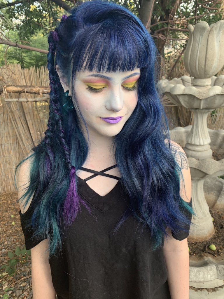 alexpaintshair's tweet photo. Meet Monster High’s newest transfer student, Sirena Von Boo 👻🧜🏻♀️💙💜
—
#PRCharacters #PulpRiot #PulpRiotHair #boxbraids #mermaidhair #mermaidwaves #sirenavonboo #monsterhigh #braids #vividhair #purplehair #bluehair #ghoulsruleandboysdrool #DenverStylist #ColoradoStylist https://t.co/7C5OCEidw8