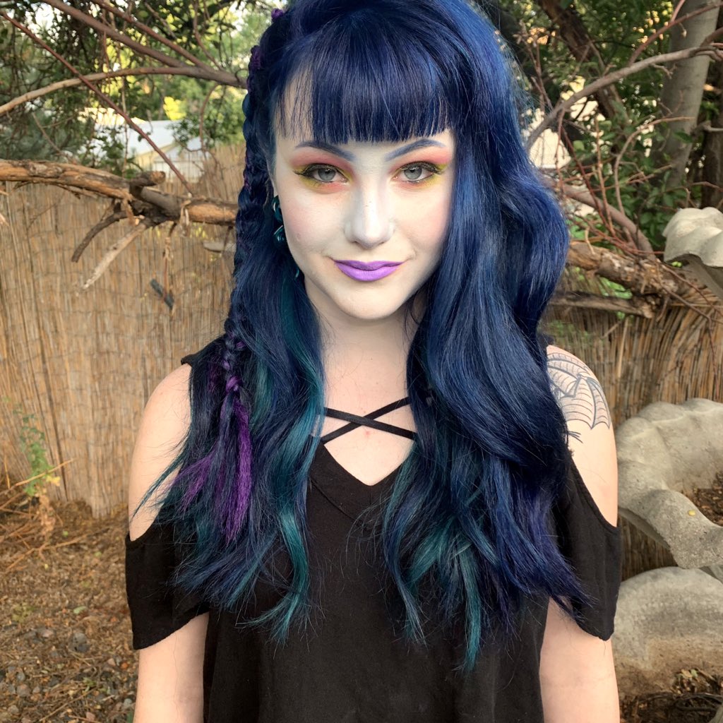 alexpaintshair's tweet photo. Meet Monster High’s newest transfer student, Sirena Von Boo 👻🧜🏻♀️💙💜
—
#PRCharacters #PulpRiot #PulpRiotHair #boxbraids #mermaidhair #mermaidwaves #sirenavonboo #monsterhigh #braids #vividhair #purplehair #bluehair #ghoulsruleandboysdrool #DenverStylist #ColoradoStylist https://t.co/7C5OCEidw8
