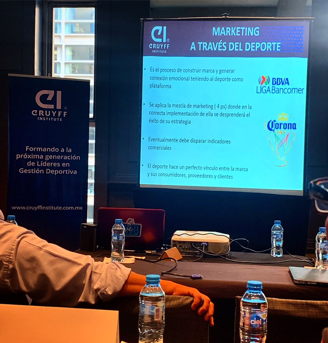AbogadoDeporte's tweet photo. #MasterInternacional #Modulo1 #MarketingAplicadoalFútbol #CruyffInstitute
📕⚽️💵 @CruyffInstitute https://t.co/2kZ2KZvuIj