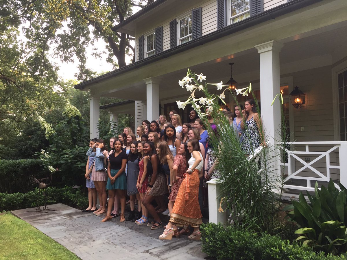 joygprince's tweet photo. Back to School Party for the class of 2020. They are ready-students AND parents! @AGSHurricanes @ahillgill @kristaparker #thisisAGS #20yearsofAGS https://t.co/WKPHmC3hhI