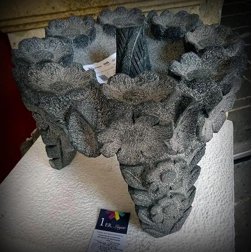 NuevaTradicion's tweet photo. Mientras en los grandes supermercados están vendiendo "molcajetes" hechos en China, el michoacano Andrés Vidales Sánchez hizo esta hermosura y ganó el primer lugar en el concurso estatal de artesanías.
#artesania #Mexico #OrgulloMexicano https://t.co/xaxIFIlmY1