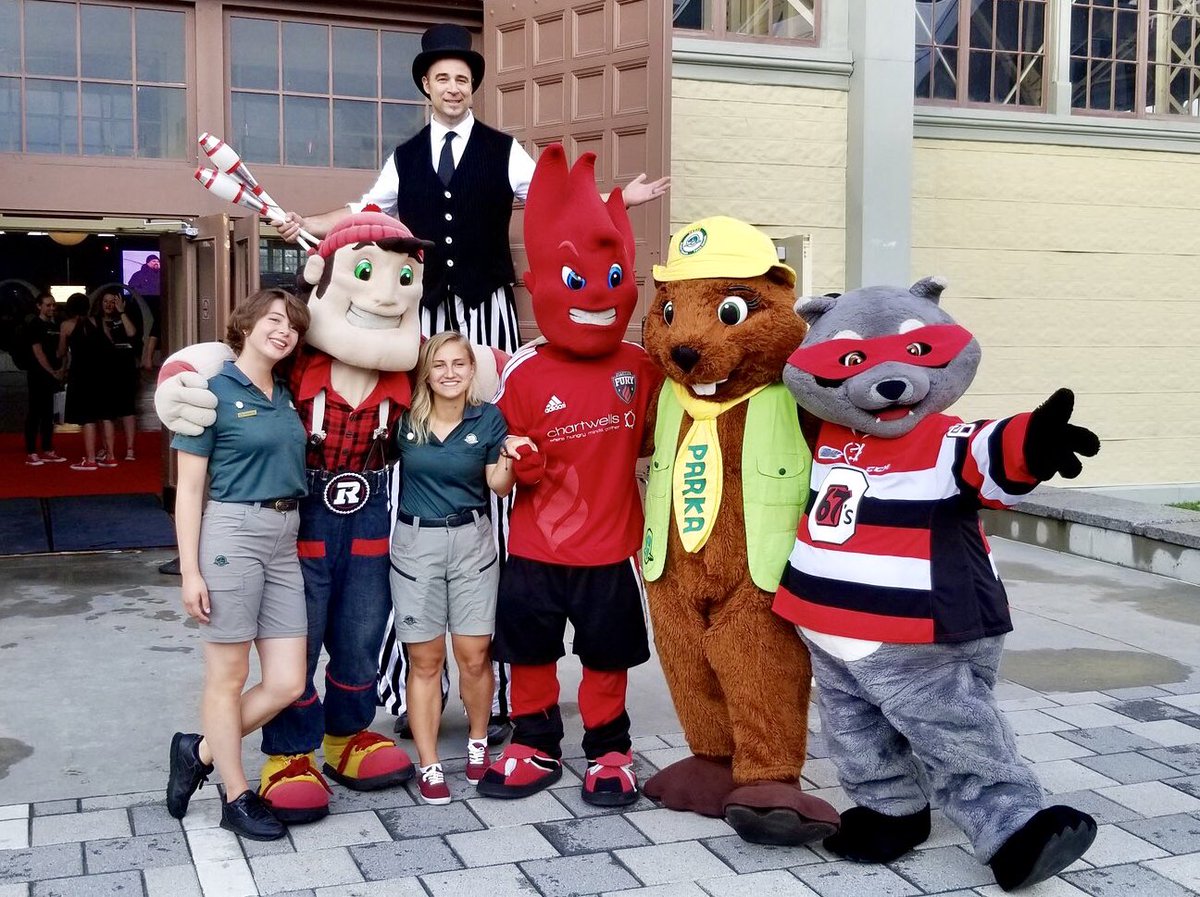 Check out this all star lineup greeting us at the #MyOttawa #GoMedia2019 @Ottawa_Tourism event! We have @pcparkslife #YouthAmbassadors, @BigJoeGrandJos, @SparkyFURY, @ParksCanada #Parka, @67sRiley & the tall juggler👍